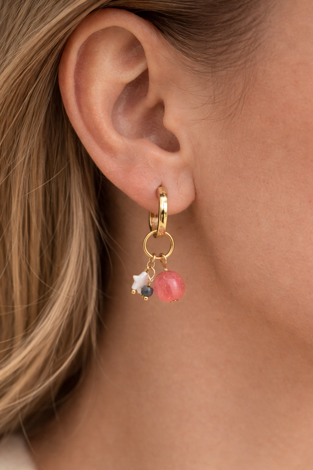 Goldene Huggie Ohrringe mit rosa Perle & Stern Anhänger – zarte Statement Creolen