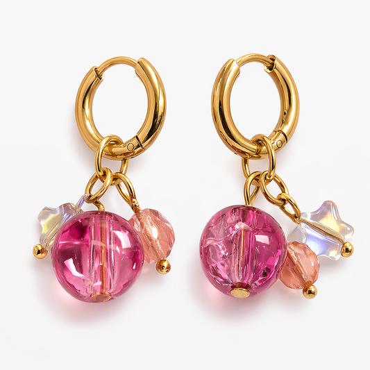 Goldene Charm Creolen mit rosa Perlen – Handgemachte Statement Ohrringe