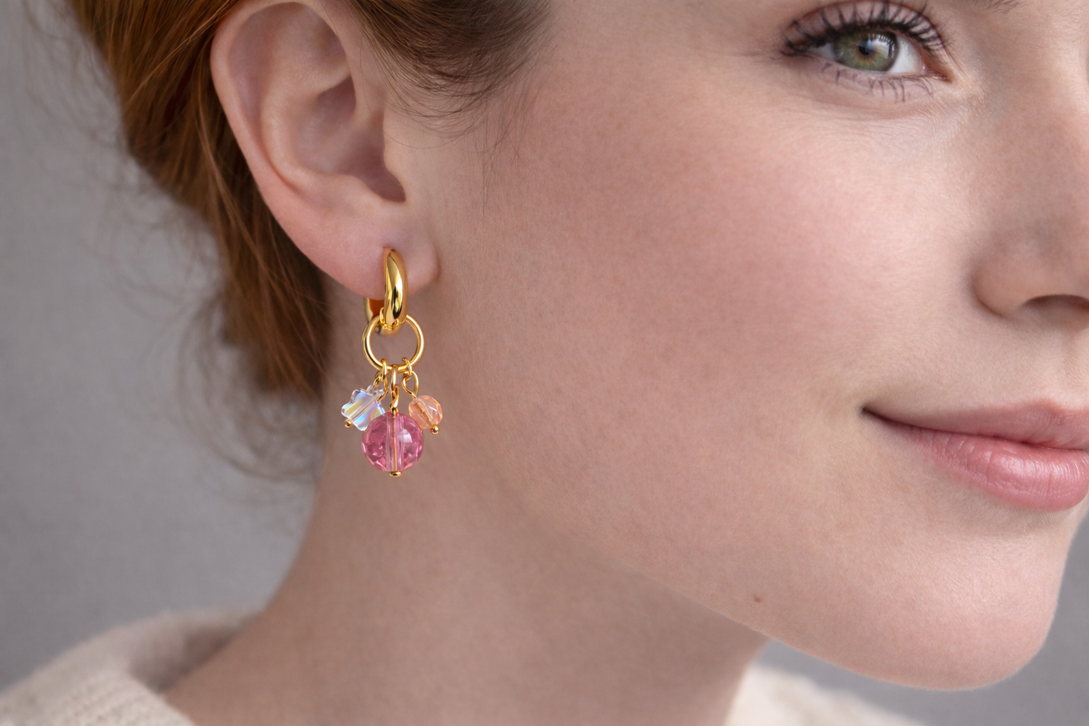 Goldene Charm Creolen mit rosa Perlen – Handgemachte Statement Ohrringe