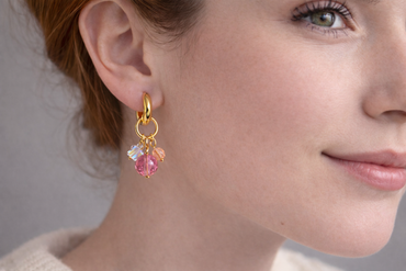 Goldene Charm Creolen mit rosa Perlen – Handgemachte Statement Ohrringe