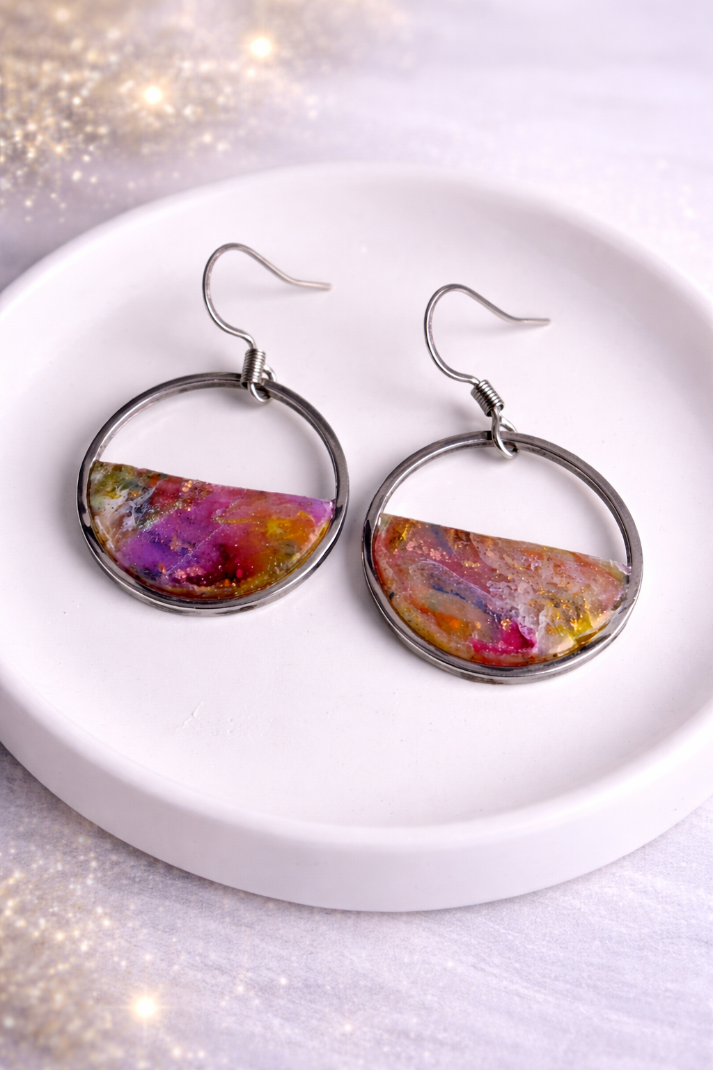 Handgemachte Resin Halbmond Ohrringe – Bunte Statement Hänger | Gold oder Silber