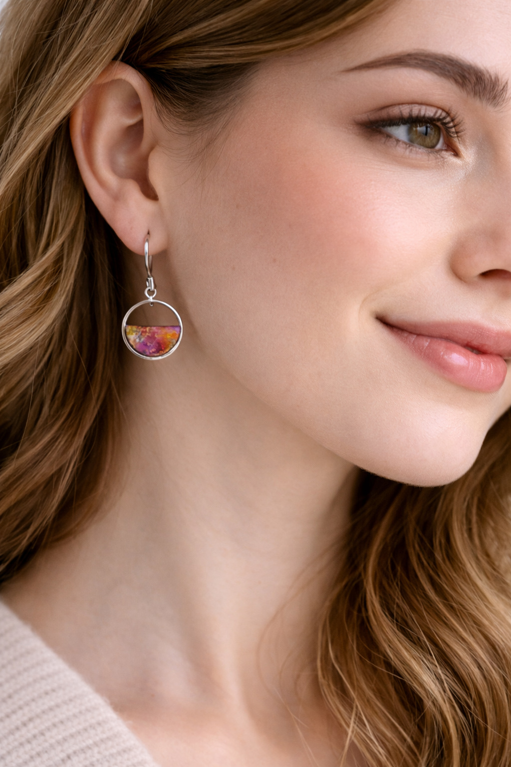 Handgemachte Resin Halbmond Ohrringe – Bunte Statement Hänger | Gold oder Silber