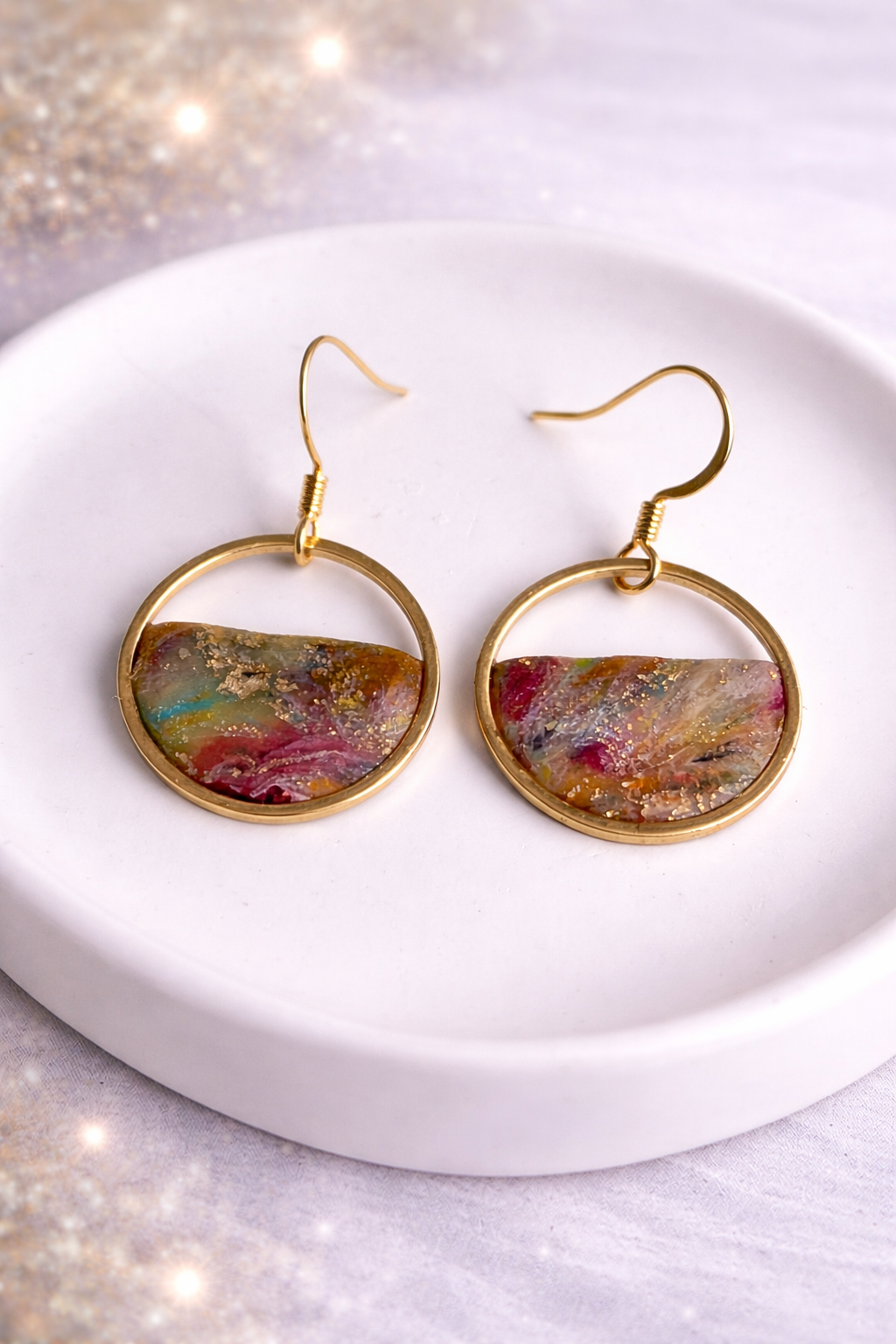 Handgemachte Resin Halbmond Ohrringe – Bunte Statement Hänger | Gold oder Silber