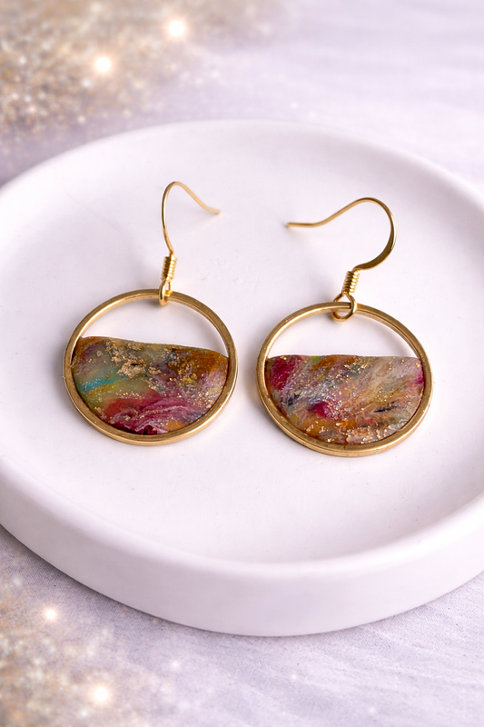 Handgemachte Resin Halbmond Ohrringe – Bunte Statement Hänger | Gold oder Silber