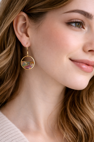 Handgemachte Resin Halbmond Ohrringe – Bunte Statement Hänger | Gold oder Silber