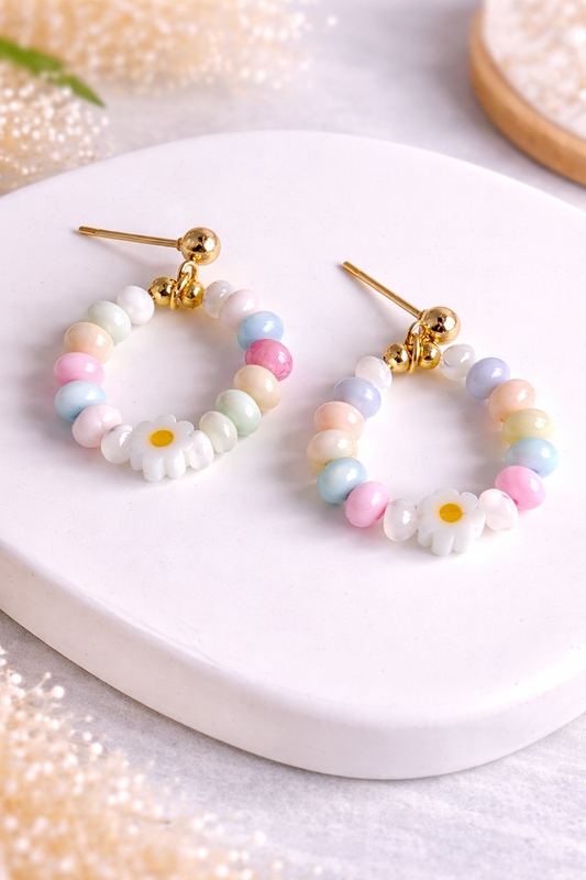 Handgemachte Pastell Creolen Ohrringe mit bunten Perlen und kleiner Blumenverzierung, vergoldete Ohrstecker, leichter Sommerschmuck für Frauen