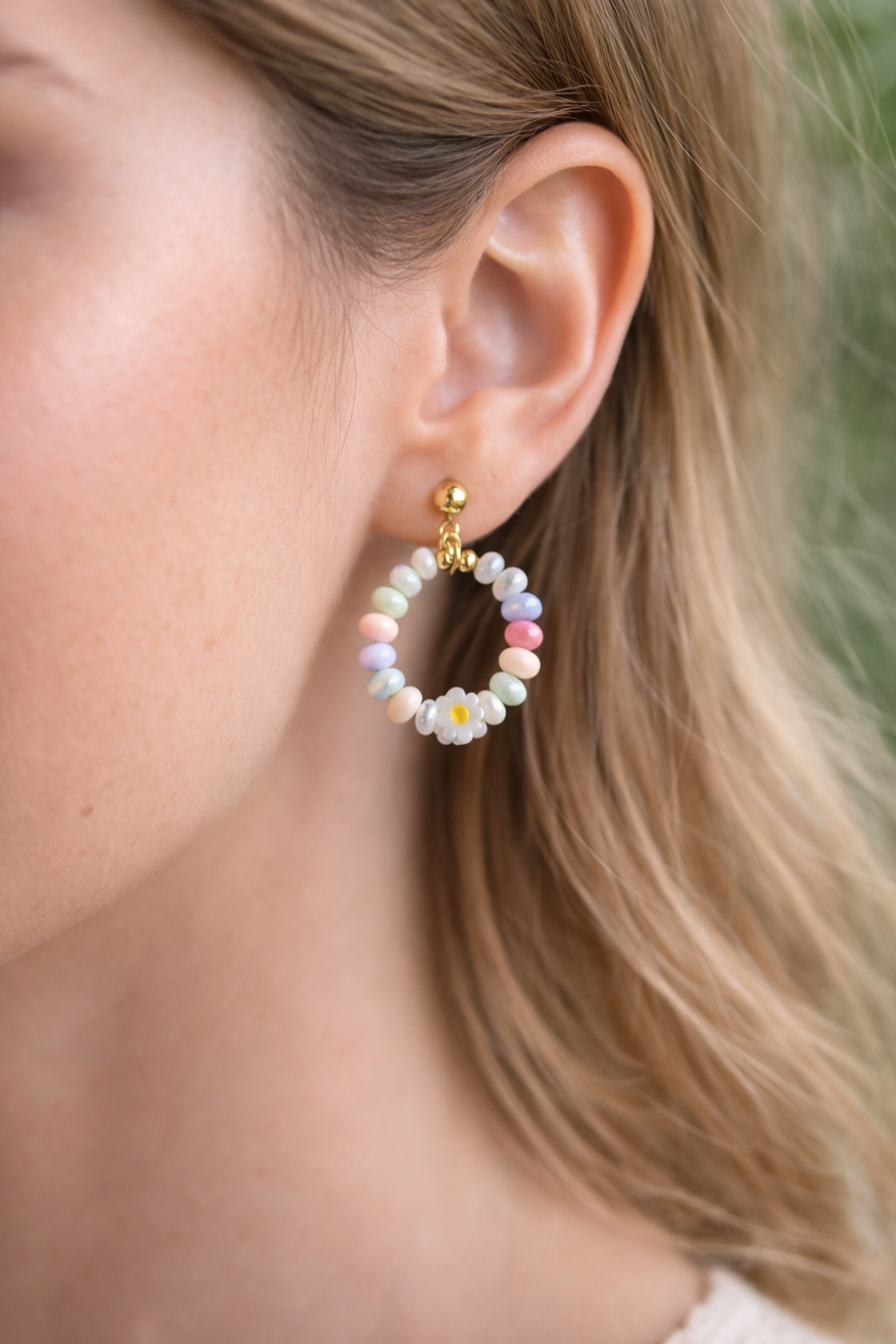 Handgemachte Pastell Creolen Ohrringe mit bunten Perlen und kleiner Blumenverzierung, vergoldete Ohrstecker, leichter Sommerschmuck für Frauen