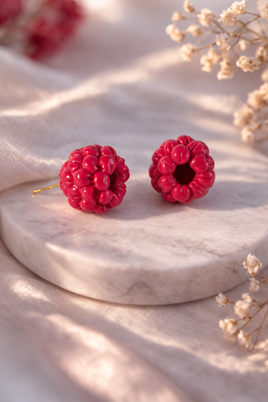 Handgemachte Himbeer Ohrringe aus Polymer Clay. Mini Food Stecker in realistischer Optik – leicht, verspielt & perfekt als Geschenk.