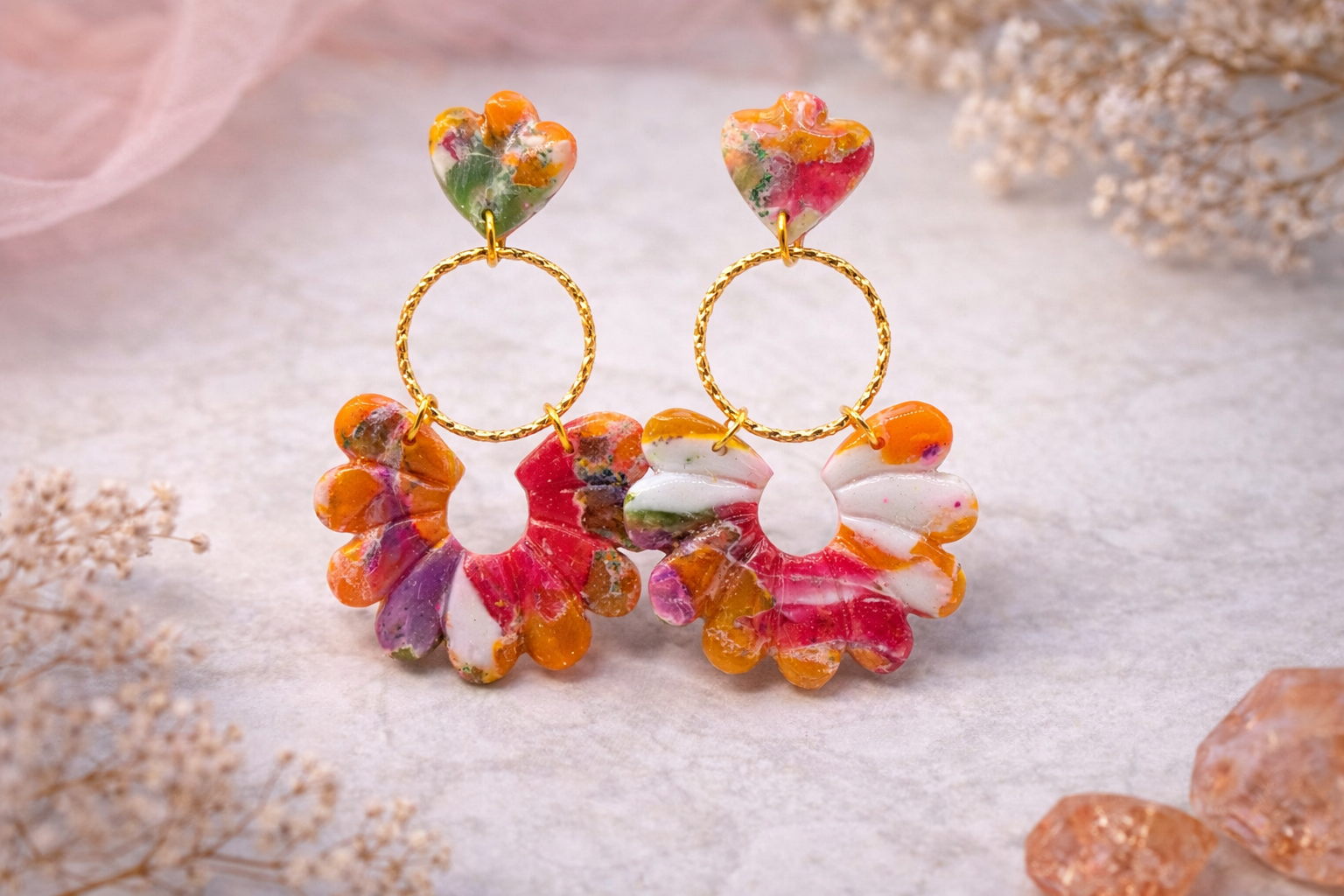 Bunte Polymer Clay Statement Ohrringe mit Herz & Gold-Creole | Handmade Schmuck Clayjex