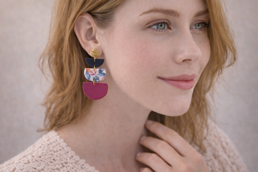 Handgemachte Statement Ohrringe aus Polymer Clay – Bunte Hänger mit Blumenmuster & Gold-Details