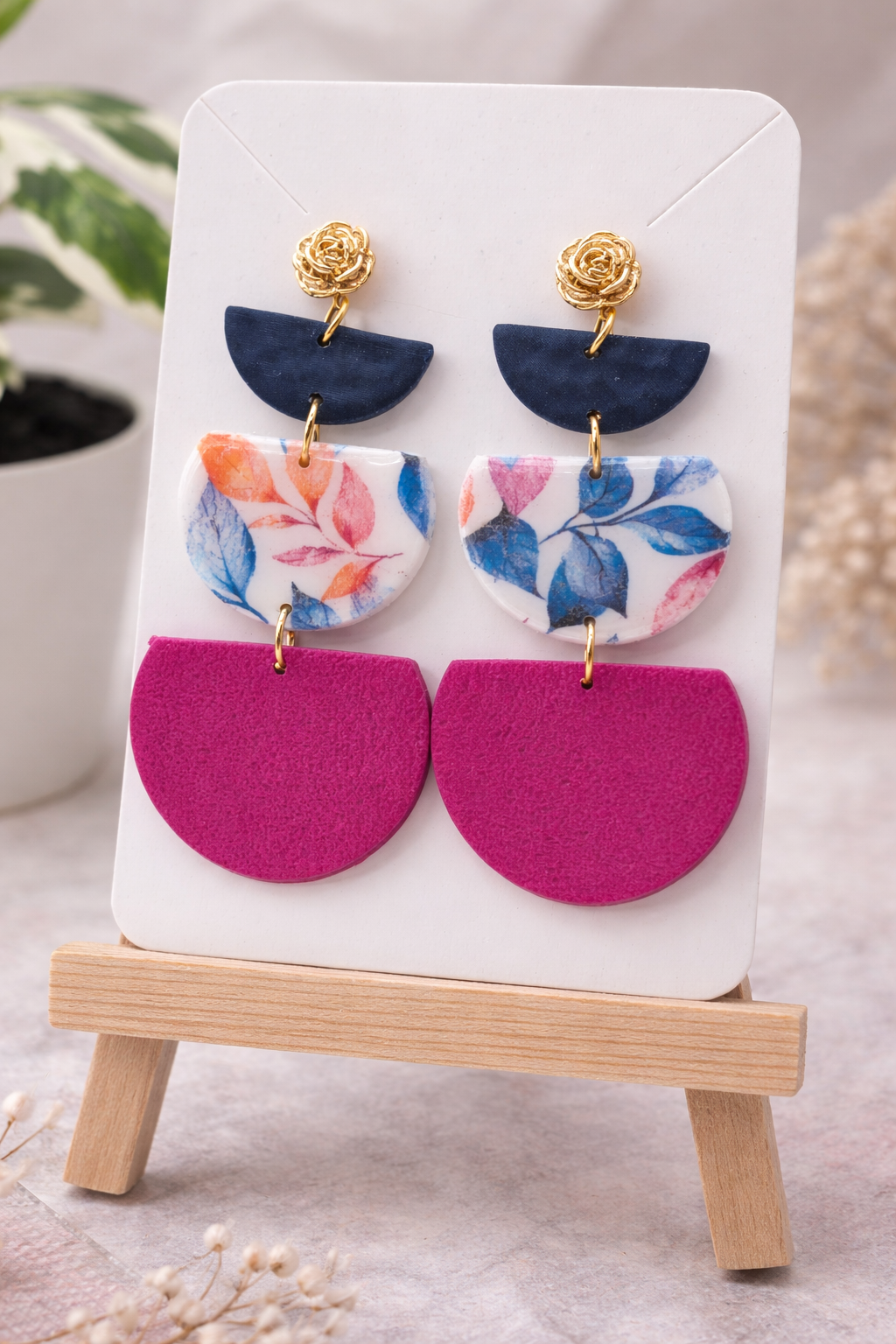 Handgemachte Statement Ohrringe aus Polymer Clay – Bunte Hänger mit Blumenmuster & Gold-Details