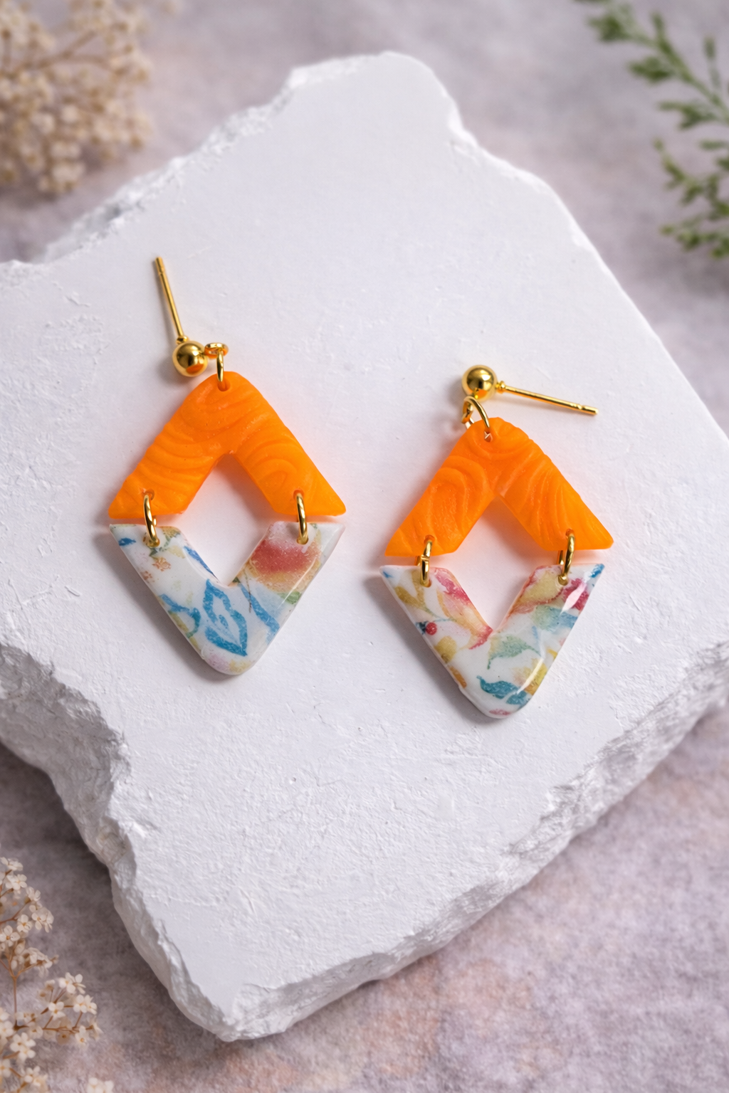 Geometrische Statement Ohrringe aus Polymer Clay – Orange & Blumenmuster | Handmade