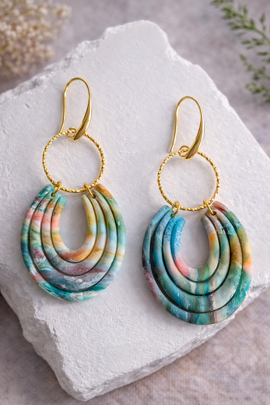 Handgemachte Statement Ohrringe aus Polymer Clay – Bunte Hänger mit Goldring – Sommer Schmuck