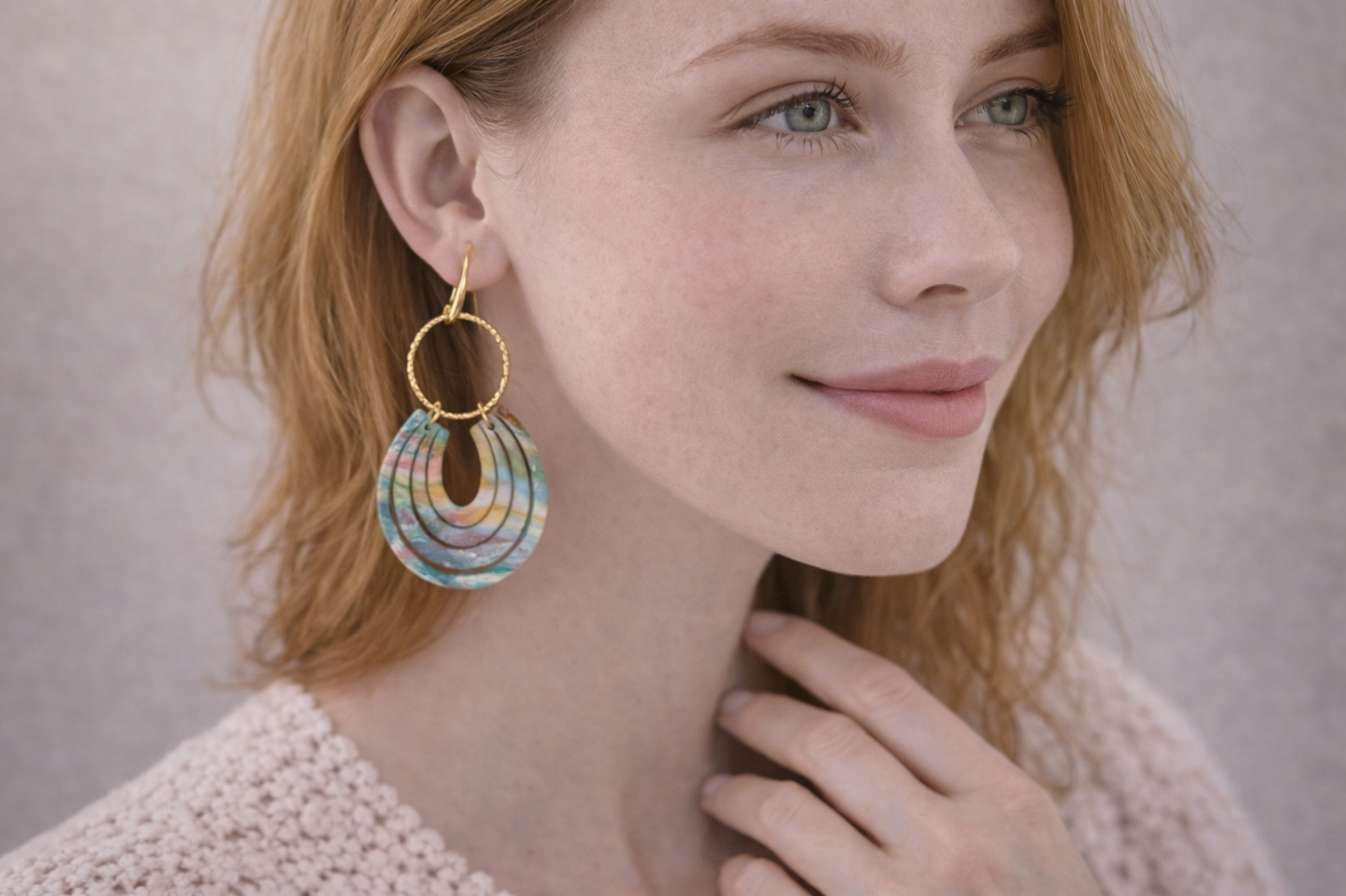 Handgemachte Statement Ohrringe aus Polymer Clay – Bunte Hänger mit Goldring – Sommer Schmuck