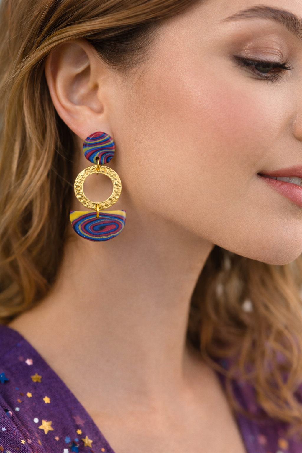 Bunte Statement Ohrringe mit Goldring – Handgemachter Polymer Clay Schmuck