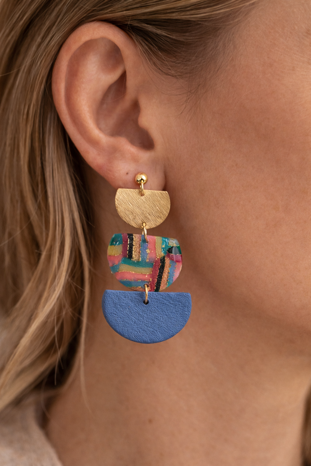 Statement Ohrringe Blau Gold – Geometrische Polymer Clay Hänger