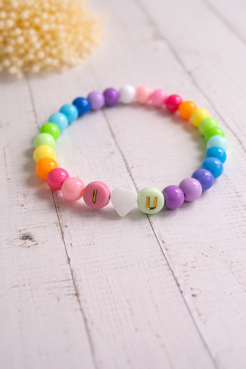 Regenbogen-Armband mit bunten Perlen und I-♥-U Buchstaben, elastisches Liebesarmband als süßes Geschenk