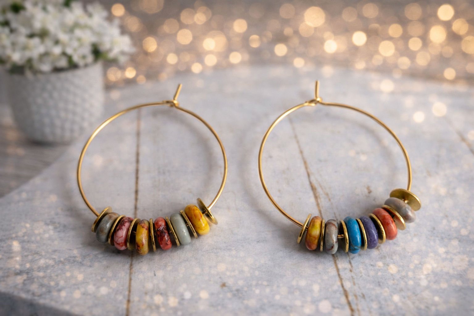 Handgemachte Boho-Creolen mit bunten Keramikperlen und goldfarbenem Ring