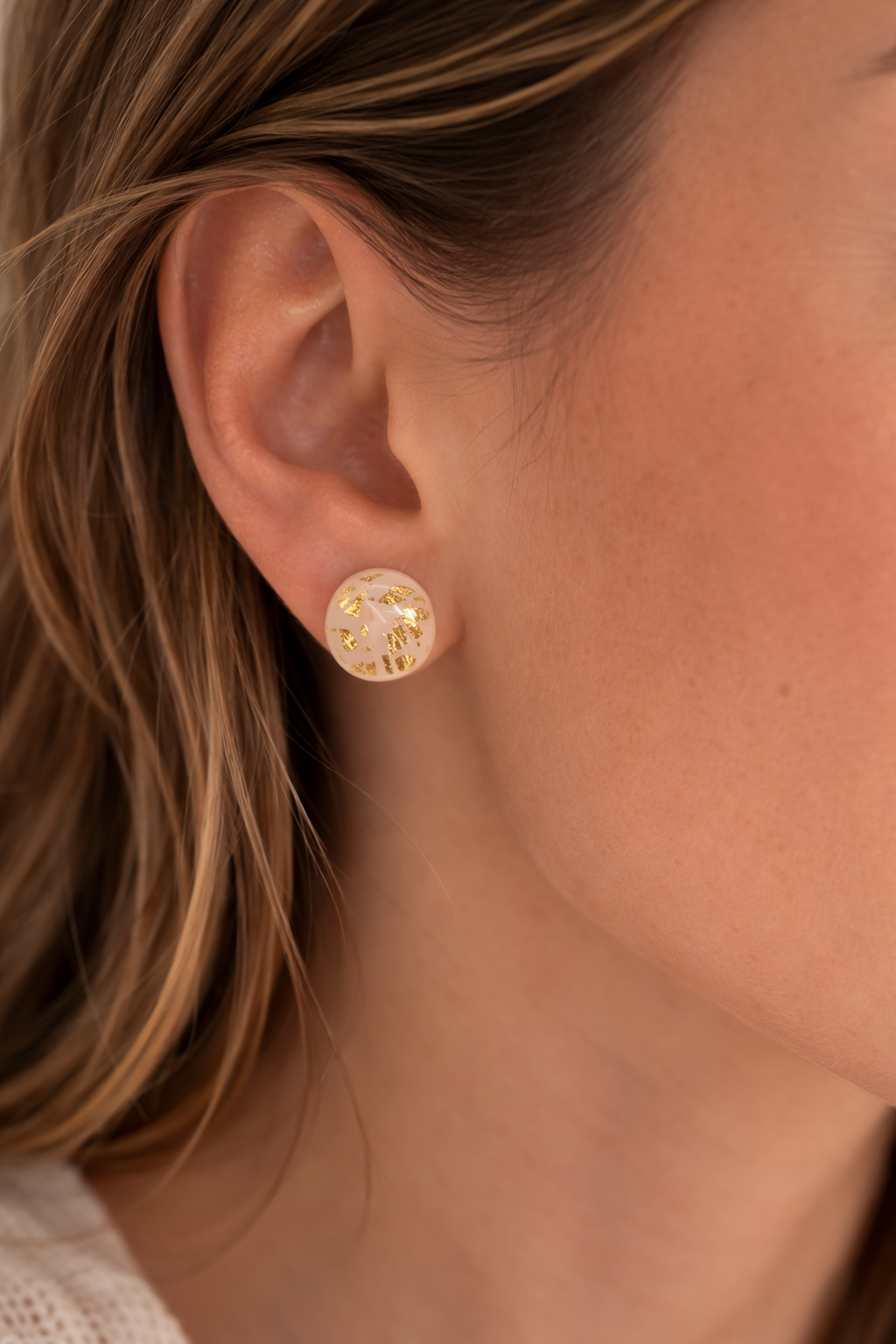 Handgemachte Polymer Clay Ohrstecker mit Goldflakes – Runde & Mond Variante | CLAYJEX