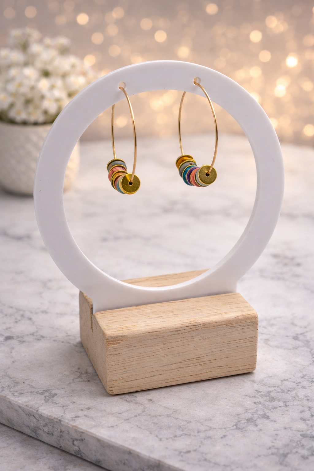 Handgemachte Boho-Creolen mit bunten Keramikperlen und goldfarbenem Ring