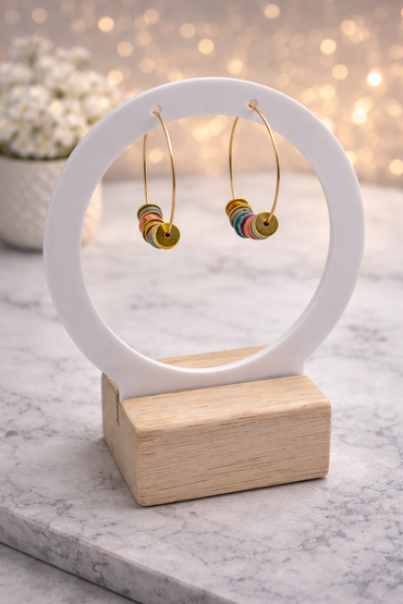 Handgemachte Boho-Creolen mit bunten Keramikperlen und goldfarbenem Ring