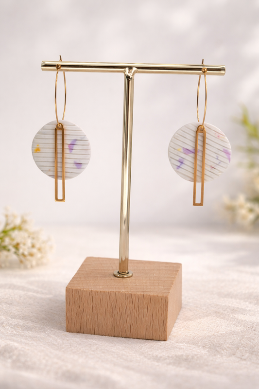 Handgemachte vergoldete Creolen mit rundem Polymer-Clay-Anhänger auf Schmuckständer