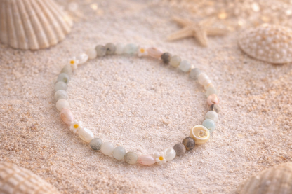 Handgemachtes Damenarmband mit Süßwasserperlen und Natursteinen am Frauenarm, sommerlicher Look