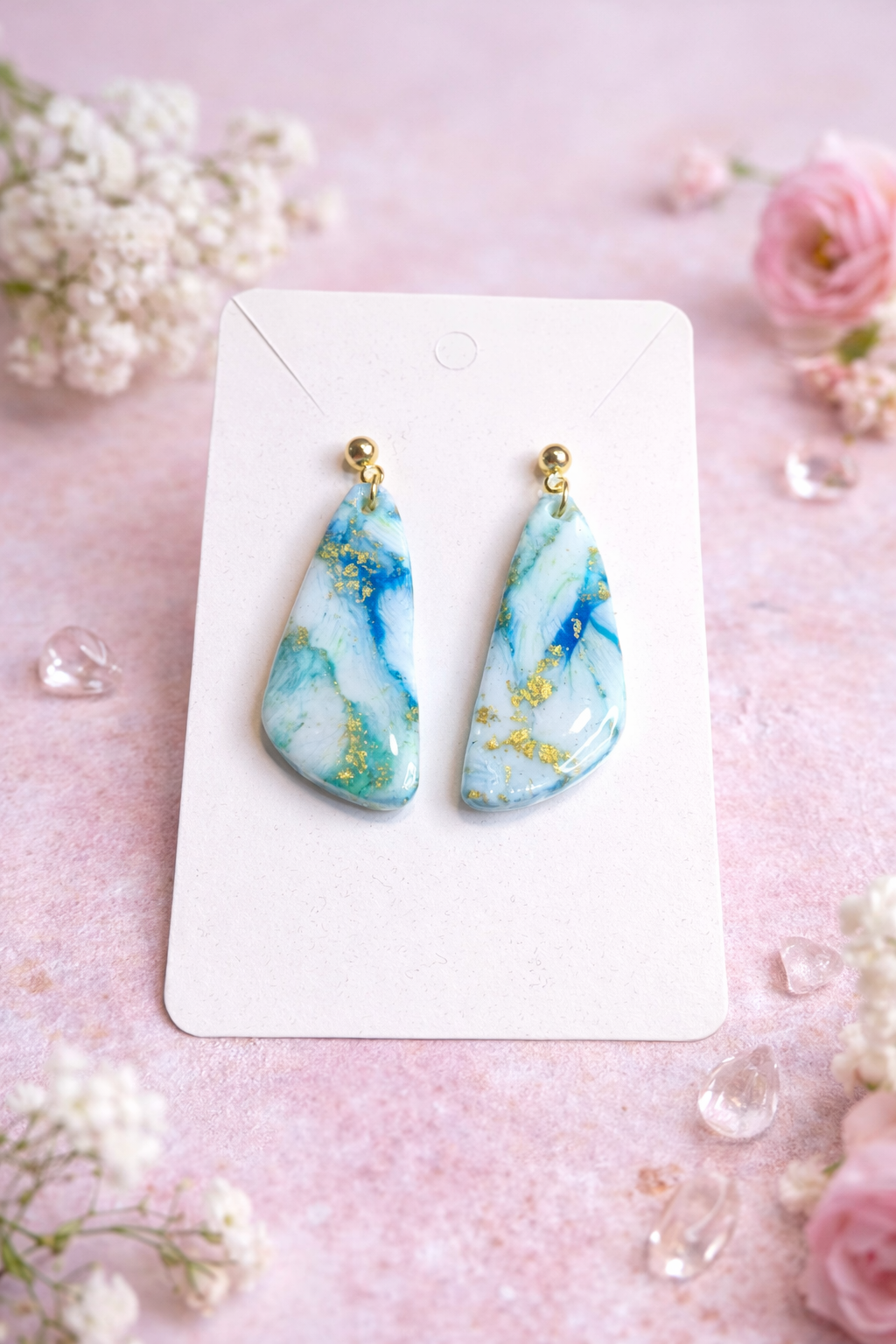 Marmorierte Statement-Ohrringe aus Polymer Clay in Blau, Grün und Weiß mit goldenen Akzenten