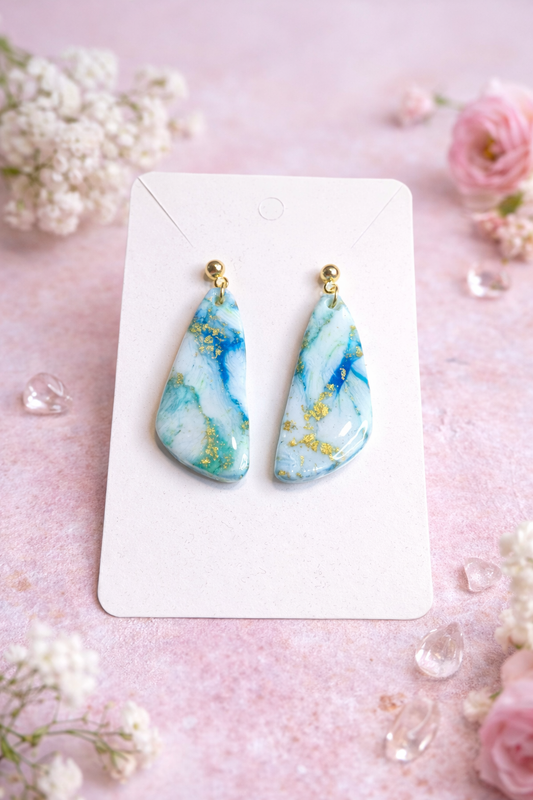 Marmorierte Statement-Ohrringe aus Polymer Clay in Blau, Grün und Weiß mit goldenen Akzenten