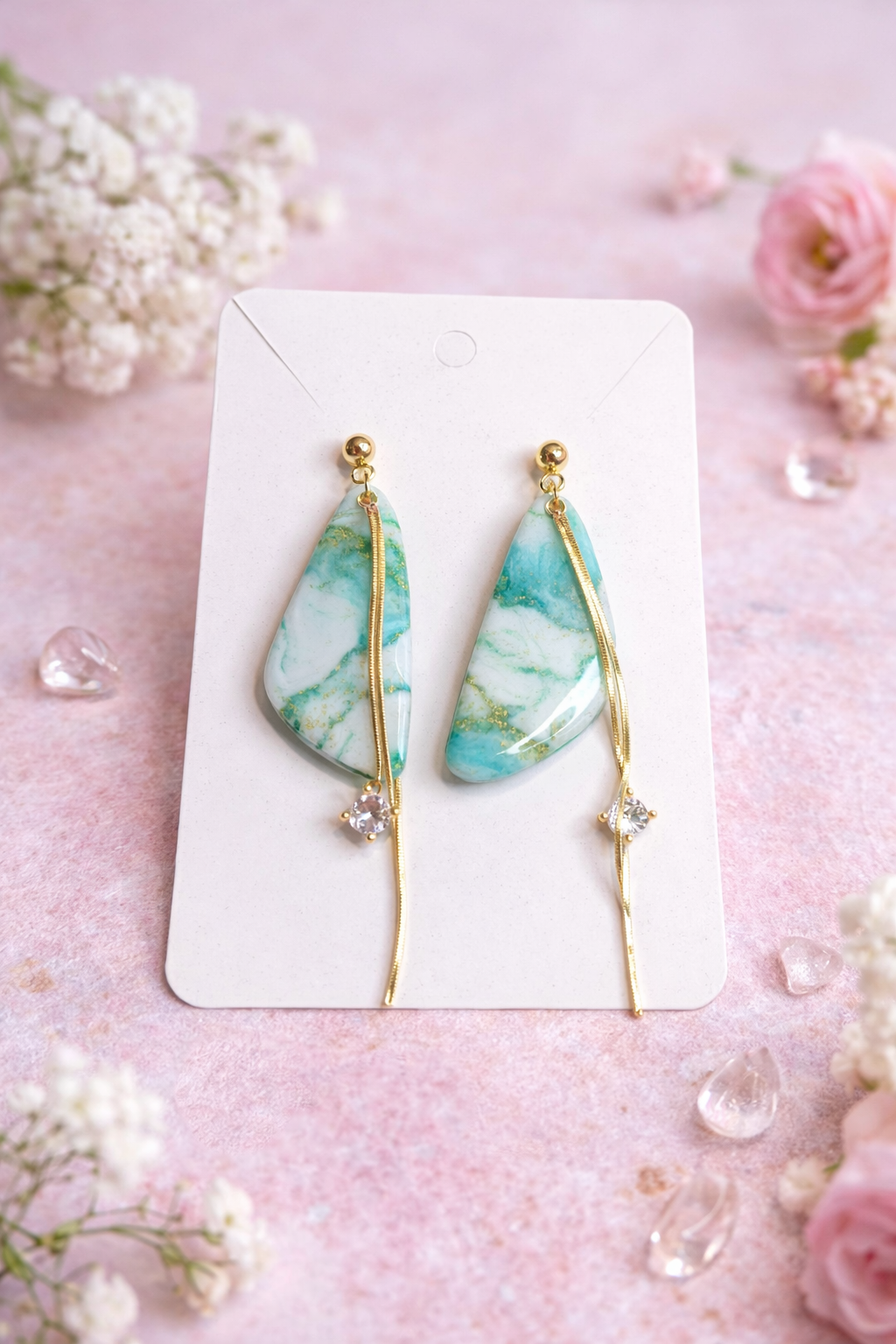 Marmorierte Statement-Ohrringe aus Polymer Clay in Blau, Grün und Weiß mit goldenen Akzenten