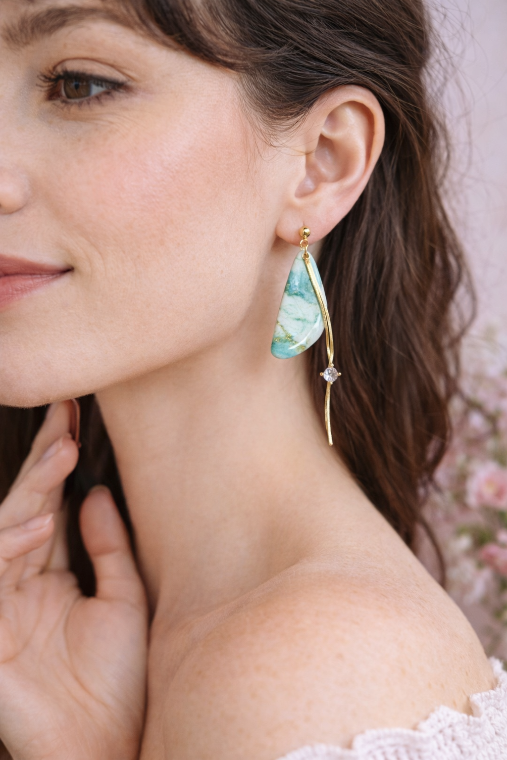 Marmorierte Statement-Ohrringe aus Polymer Clay in Blau, Grün und Weiß mit goldenen Akzenten