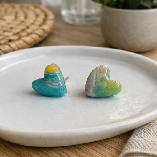 Handgefertigte Herz-Ohrstecker aus Polymer Clay in Türkis, Grün und Gelb mit Farbverlauf
