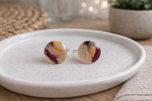 Handgemachte runde Ohrstecker aus Polymer Clay in Beige, Bordeaux und Senfgelb auf modernem Schmuckständer