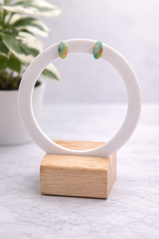 Handgefertigte ovale Statement-Ohrstecker aus Polymer Clay im Regenbogen-Marmor-Look