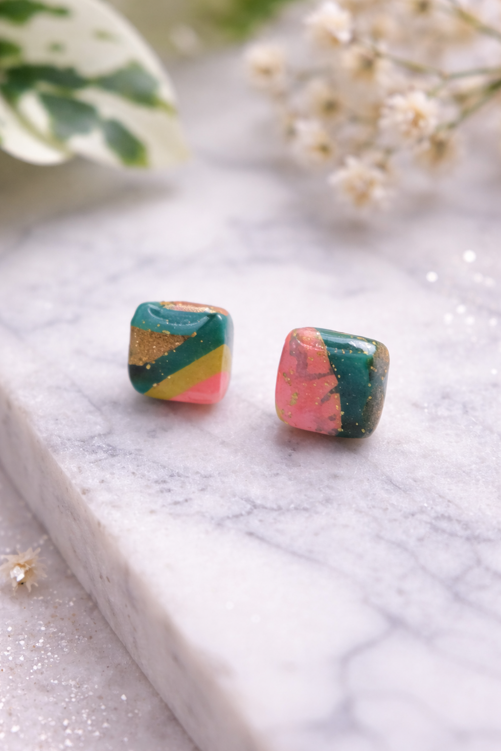 Quadratische Ohrstecker aus Polymer Clay am Ohr einer Frau