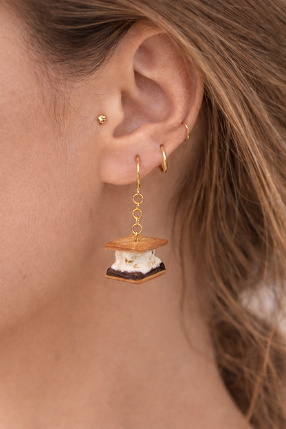 S’mores Ohrringe handgemacht – Dessert Hängeohrringe aus Polymer Clay mit Gold-Haken