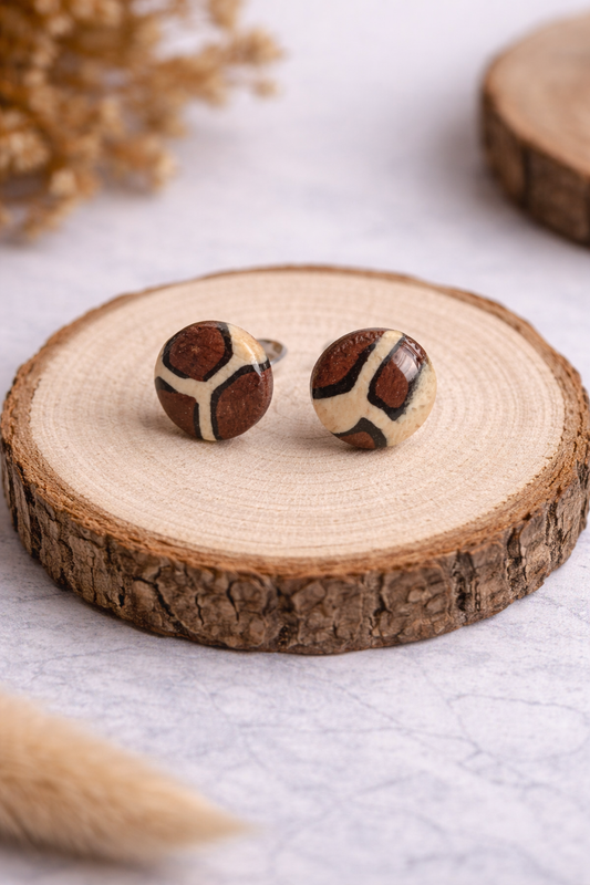 Runde handgefertigte Ohrstecker aus Polymer Clay mit Giraffenmuster in Braun, Beige und Schwarz
