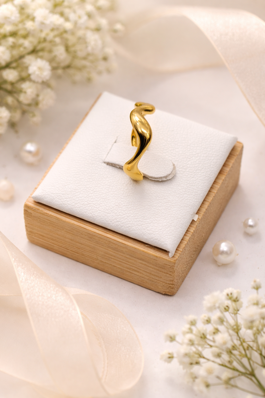 Goldener Ring mit organischer Wellenform Clayjex