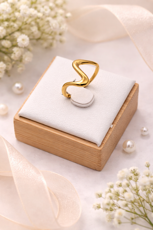 Goldener Statement-Ring in organischer Wellenform – Verstellbarer, moderner Ring
