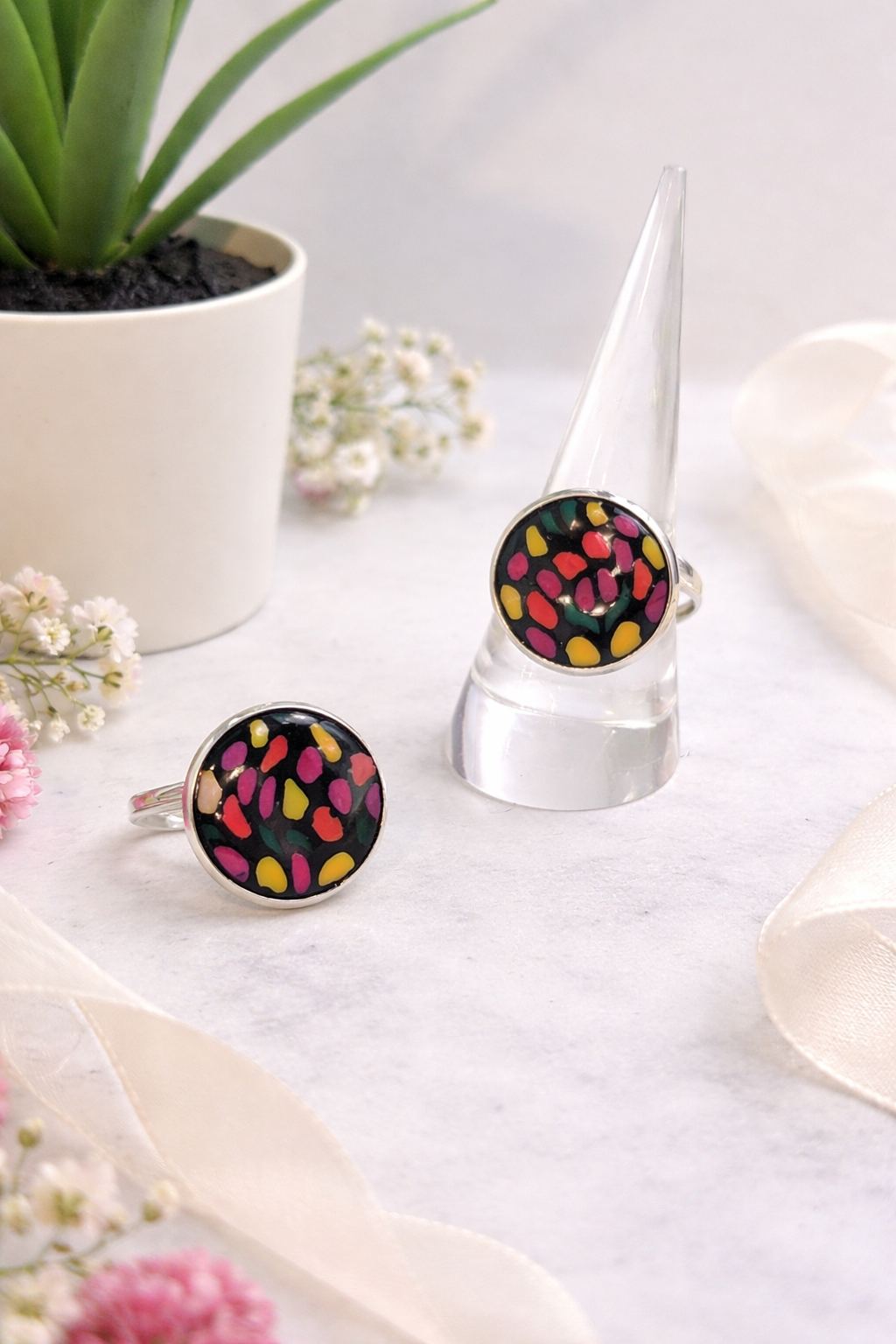 Handgemachter bunter Polymer-Clay Ring mit rundem Muster, verstellbar