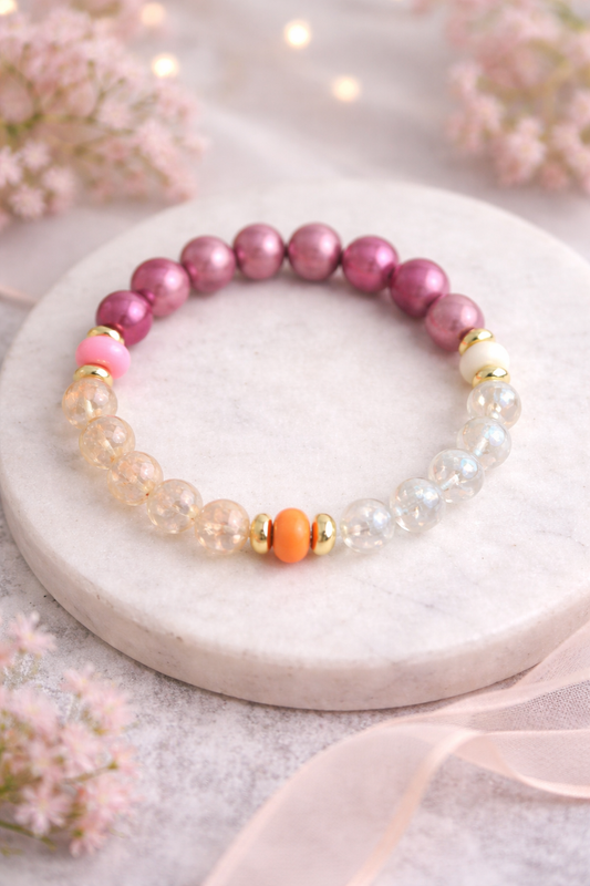 Handgemachtes Perlenarmband in Rosa, Apricot und Weiß mit goldenen Akzenten