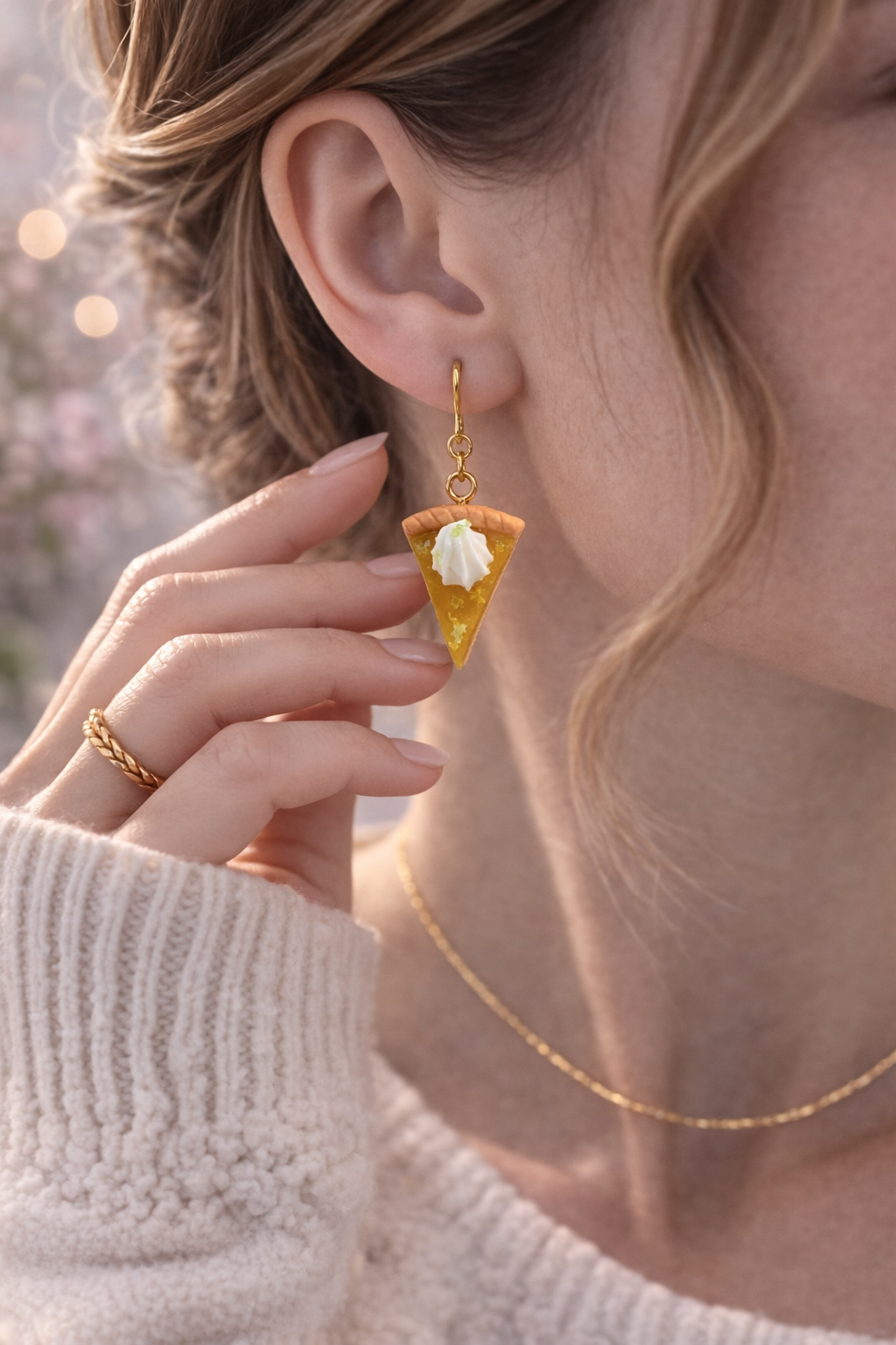 Handgemachte Zitronentarte Ohrringe aus Polymer Clay – verspielter Statement Schmuck