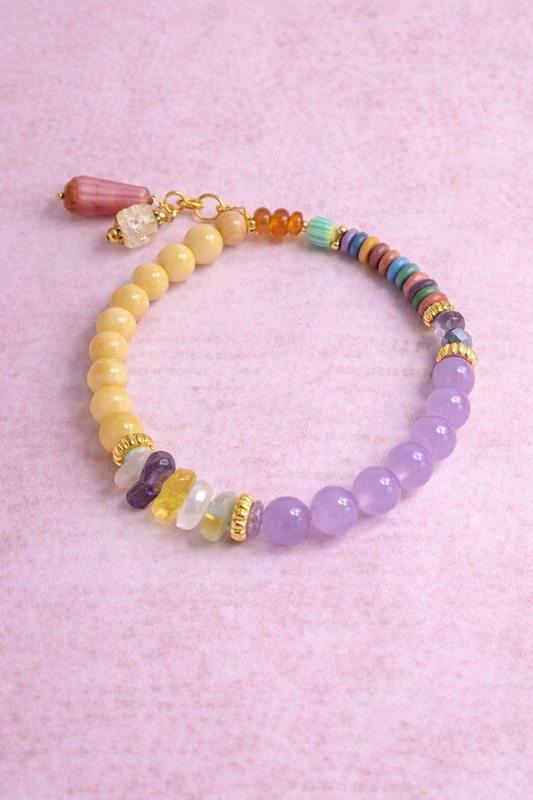 Handgemachtes buntes Perlenarmband mit Glas- und Steinperlen sowie dekorativem Glasanhänger