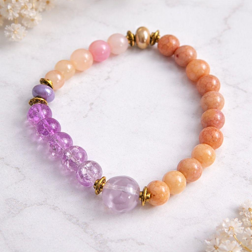 Handgemachtes Perlenarmband in Rosa, Lila und Pfirsich mit goldfarbenen Zwischenelementen