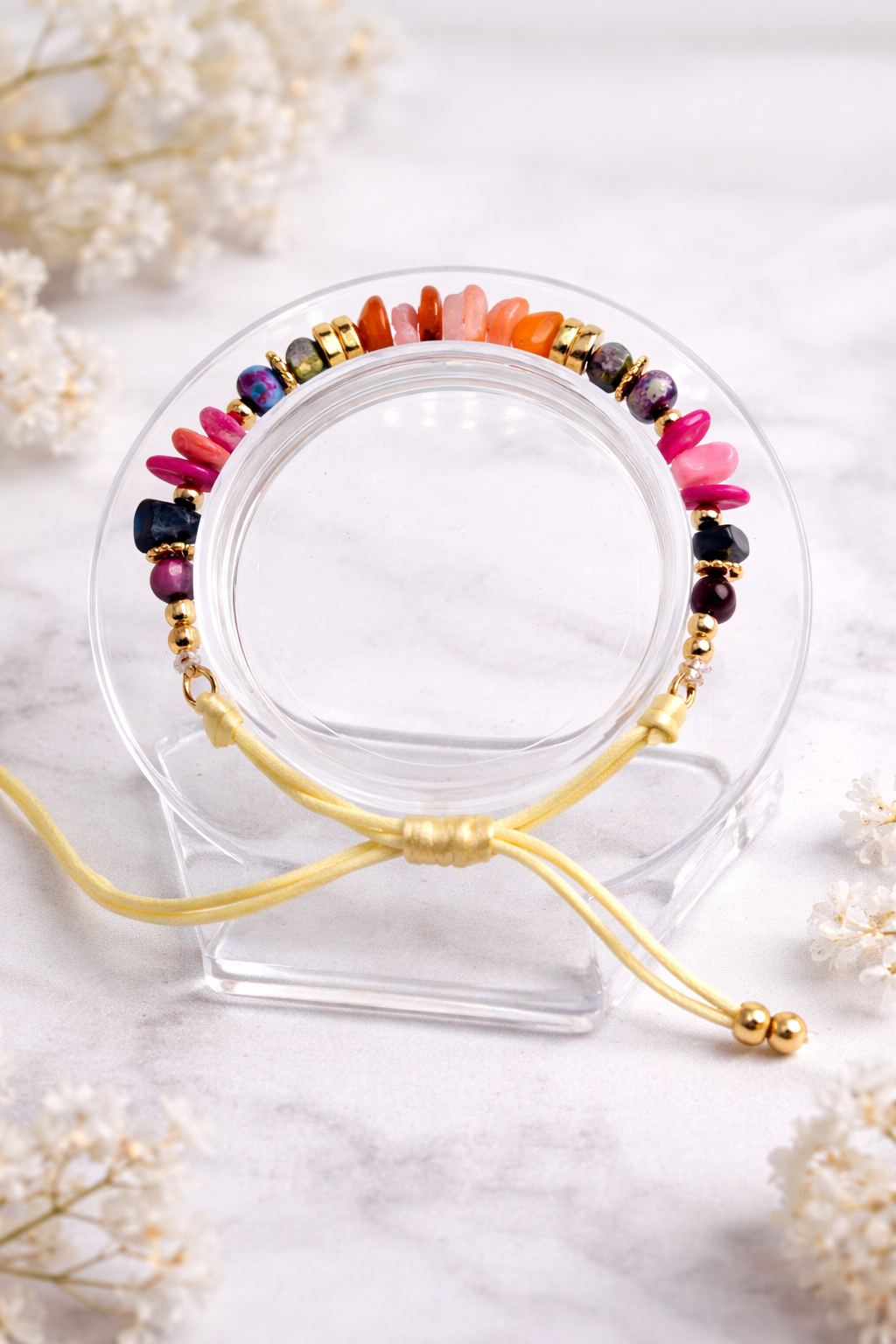 Verstellbares Kordelarmband mit bunten Naturstein-Perlen und goldenen Akzenten, handgemacht