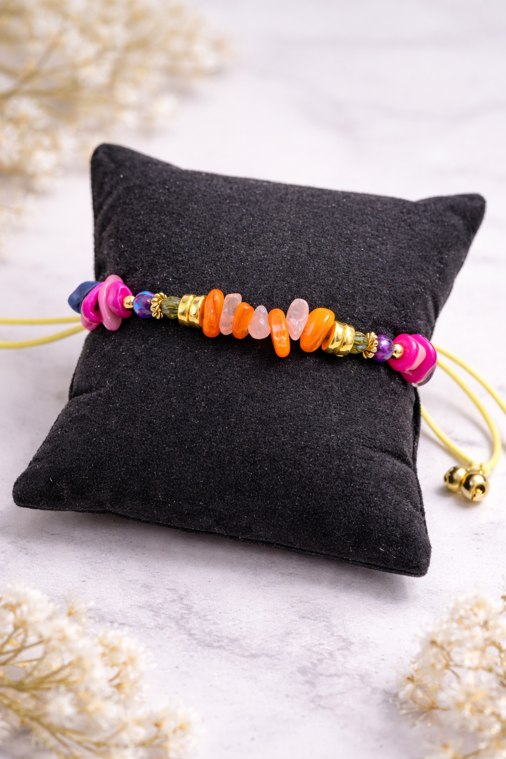 Verstellbares Kordelarmband mit bunten Naturstein-Perlen und goldenen Akzenten, handgemacht