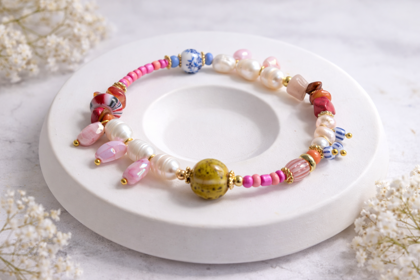 Handgemachtes buntes Boho-Armband mit Perlen, Keramik & Herz-Detail