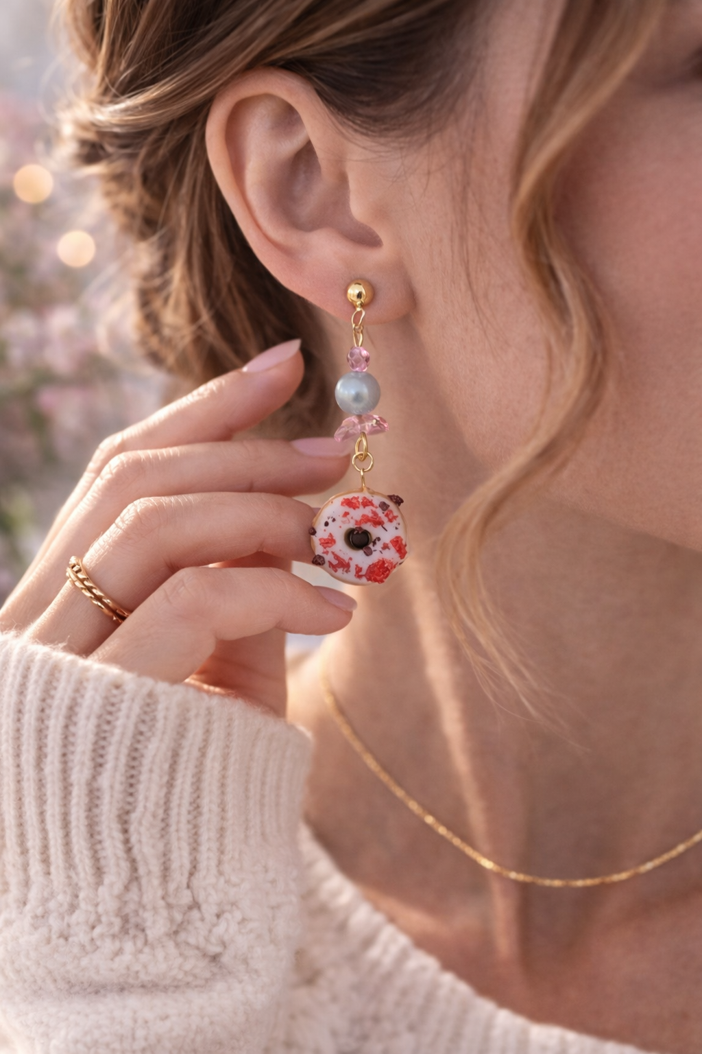Donut Ohrringe aus Polymer Clay – Süße Statement Ohrhänger mit Perlen & Gold | Handgemachter Schmuck