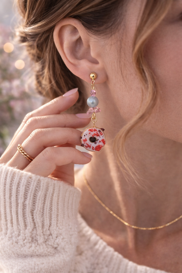 Donut Ohrringe aus Polymer Clay – Süße Statement Ohrhänger mit Perlen & Gold | Handgemachter Schmuck