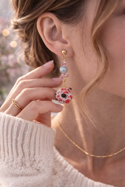 Donut Ohrringe aus Polymer Clay – Süße Statement Ohrhänger mit Perlen & Gold | Handgemachter Schmuck
